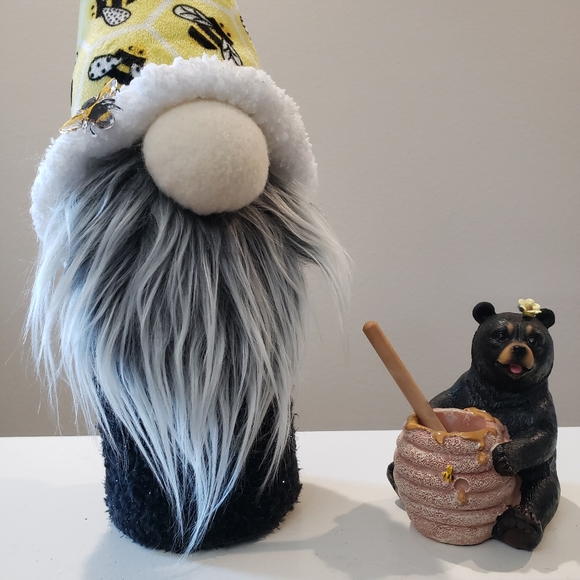 Bee loving Gnome - Picture 9 of 12